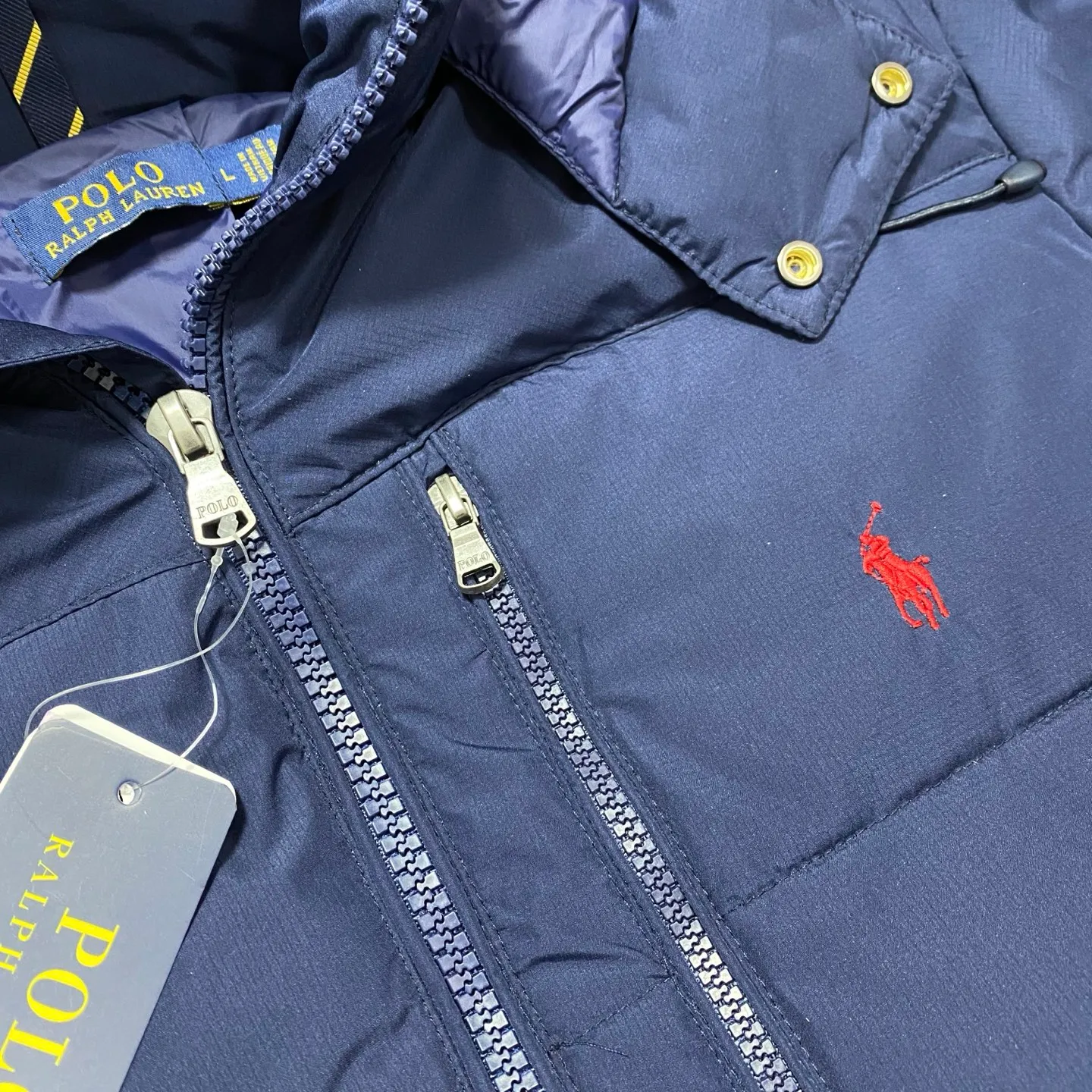 P740 The top version distinguishes currency from the official website for details, scan the QR code to enter the official website] 24SS Winter New Rah Lauren Winter Gorham Down Jacket with Detachable Hood Down Jacket is windproof and waterproof. The same top version as the official website - Color: Black, Navy Blue, Glossy Black - The top version distinguishes market currency - Purchase the original mold to create a full set of customized accessories, details determine success or failure. - ·Comes from the United States, and has a strong American flavor. ·The two brands under his name, by Rah Lauren and Rah Lauren, have created a sales field of high-quality fashion in the world, and continue to carry forward the designer's reputation and the brand's glorious image. - - Accessories: original tag, washed label + electroplated YK zipper logo, customized Laf Loren zipper - full set of accessories - the same style for both men and women, size m-xxl